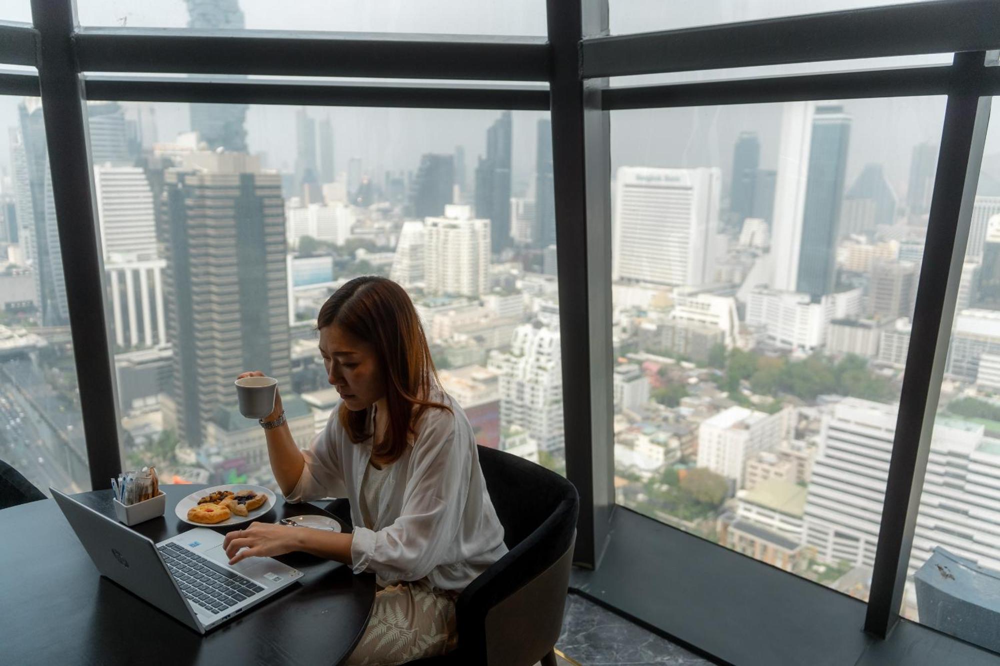 Hotel Ascott Embassy Sathorn Bangkok Zewnętrze zdjęcie A woman working in Bangkok